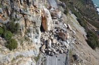 KALEDRAN - GAZİPAŞA YOLUNDA KAYA GÖÇTÜ YOL KAPANDI